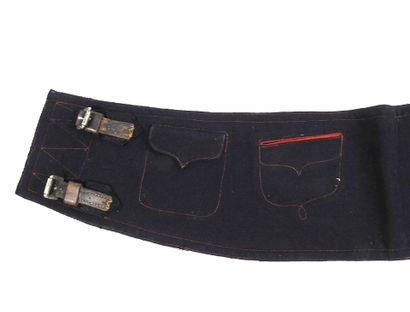 SOUVENIRS. Ceinture fantaisie en drap bleu...