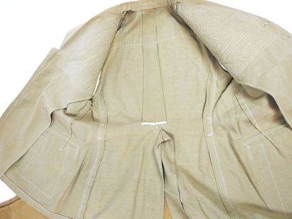UNIFORMES. Tenue composée d'une saharienne...