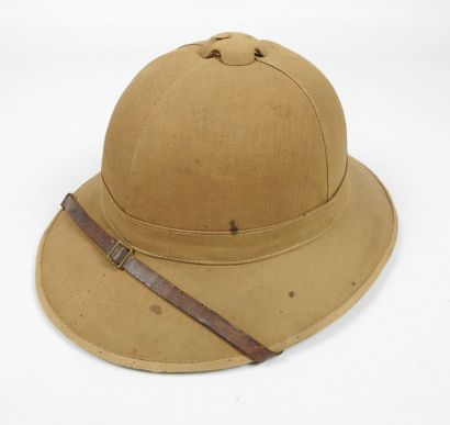 COIFFURES. Casque modèle 1931 en liège recouvert...