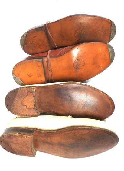 EQUIPEMENTS. Paire de chaussures basses pour...