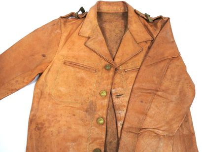 UNIFORMES. Tenue en cuir de mouton fauve...