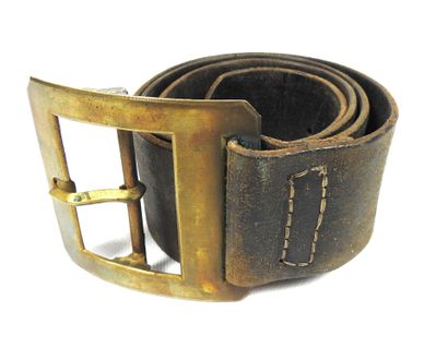 EQUIPEMENTS. Ceinturon en cuir avec boucle...