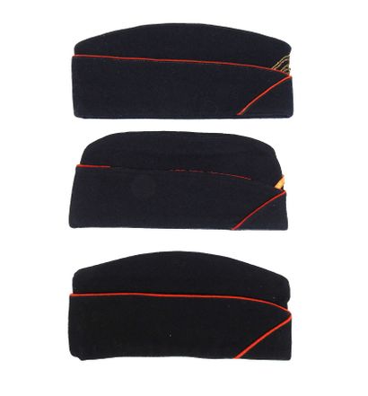 COIFFURES. Ensemble de 3 bonnets de police...