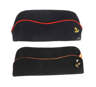 COIFFURES. Ensemble de 2 bonnets de police...