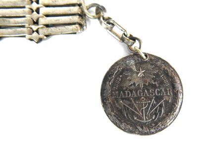 CURIOSITE. Chaine de montre en métal nickelé...