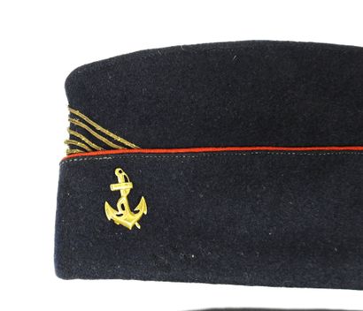 COIFFURES. Ensemble de 3 bonnets de police...