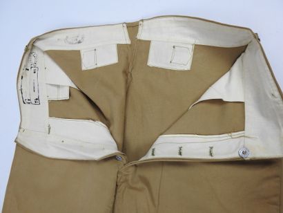 UNIFORMES. Tenue composée d'un paletot modèle...