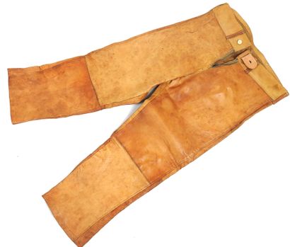 UNIFORMES. Tenue en cuir de mouton fauve...