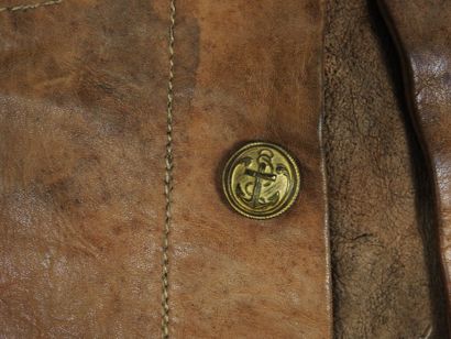 UNIFORMES. Tenue en cuir de mouton fauve...
