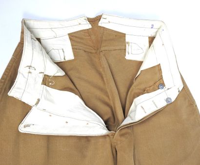 UNIFORMES. Tenue composée d'un paletot modèle...