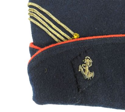 COIFFURES. Ensemble de 2 bonnets de police...