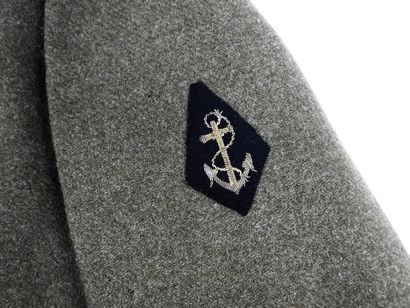 UNIFORMES. Manteau trois-quarts appelé 