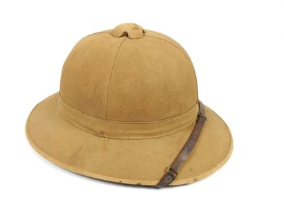 COIFFURES. Casque modèle 1931 en liège recouvert...