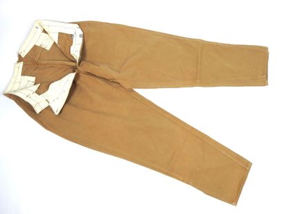 UNIFORMES. Tenue composée d'un paletot modèle...