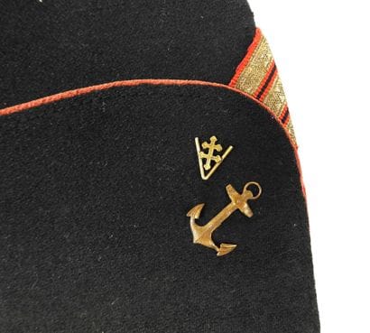 COIFFURES. Ensemble de 2 bonnets de police...