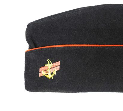 COIFFURES. Ensemble de 3 bonnets de police...