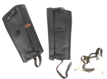 EQUIPEMENTS. Paire de jambières d'homme monté...