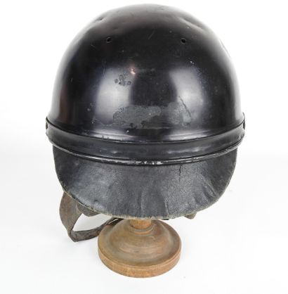 COIFFURES. Casque modèle 1933 modifié des...