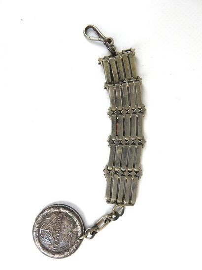 CURIOSITE. Chaine de montre en métal nickelé...