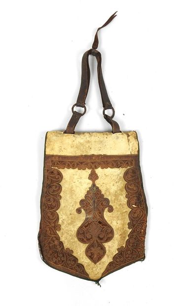 EQUIPEMENTS. Sabretache de Spahis en cuir...