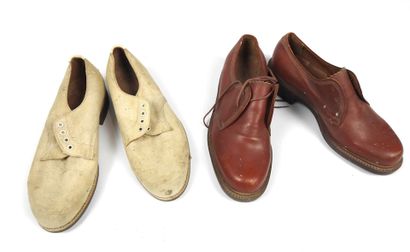 EQUIPEMENTS. Paire de chaussures basses pour...
