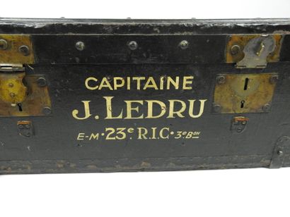 EQUIPEMENTS. Malle en bois à cornières en...
