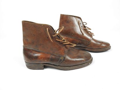 EQUIPEMENTS. Paire de brodequins modèle 1917...