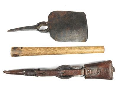 EQUIPEMENTS. Pelle-pioche Seurre modèle 1909...
