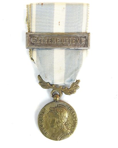 DECORATIONS. Médaille coloniale en bronze...