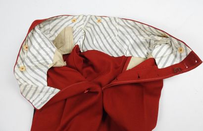 UNIFORMES. Pantalon droit réalisé dans une...