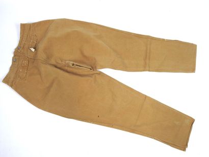 UNIFORMES. Tenue composée d'un paletot modèle...