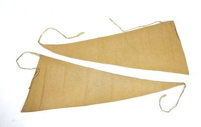 EQUIPEMENTS. Paires de jambières triangulaires...
