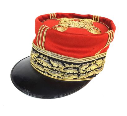 COIFFURES. Képi de forme foulard de général...