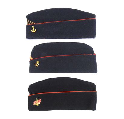 COIFFURES. Ensemble de 3 bonnets de police...