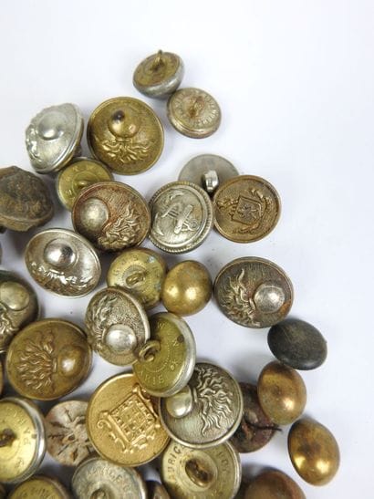 BUTTON. Lot of military buttons: Artillery,...