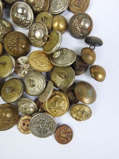 BUTTON. Lot of military buttons: Artillery,...