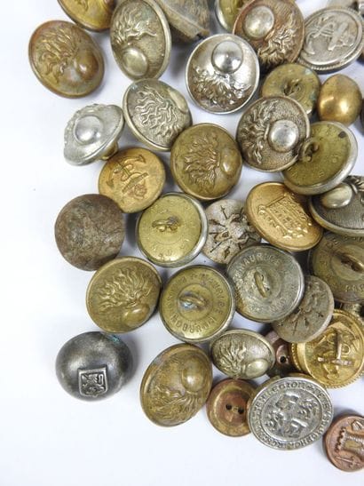 BUTTON. Lot of military buttons: Artillery,...