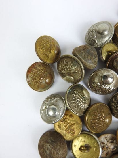 BUTTON. Lot of military buttons: Artillery,...