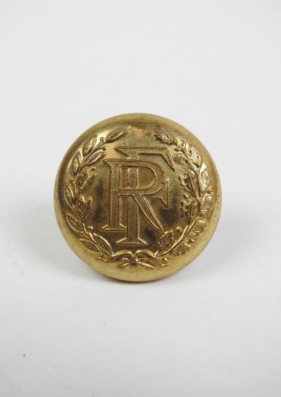 PALAIS DE L'ELYSEE. livery button. outfi...