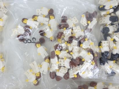 LEGO : 15 pochons de personnages habillés...