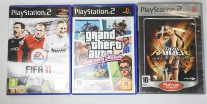 PLAYSTATION 2 : Lot comprenant 4 consoles...