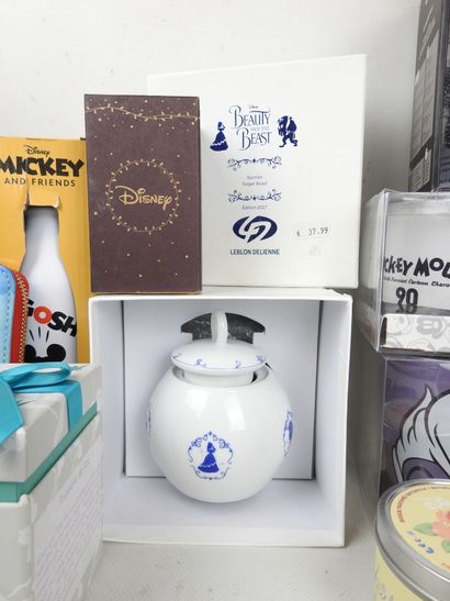 DISNEY : Lot comprenant 4 livres, 4 boule...
