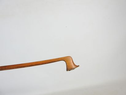 ARCHET de violon, monture en métal. Signé...