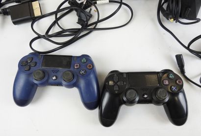 PLAYSTATION 2 : Lot comprenant 4 consoles...