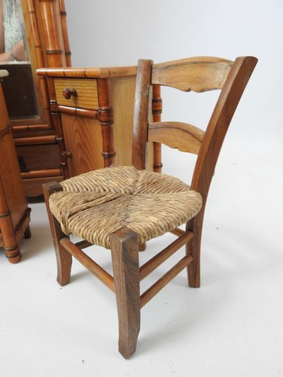 Bamboo doll's room furniture including :
1...
