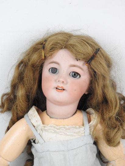 POUPEE avec tête porcelaine Jumeau, yeux...