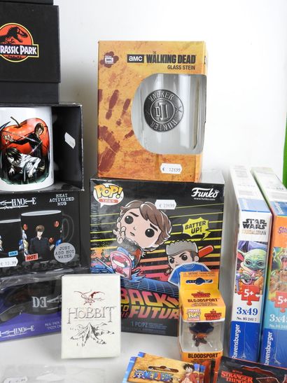 MANGA - FILMS : Lot comprenant mugs, badges,...
