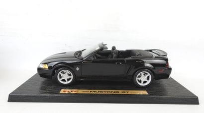 MAISTO Ford Mustang GT 1999 cabriolet, noir....