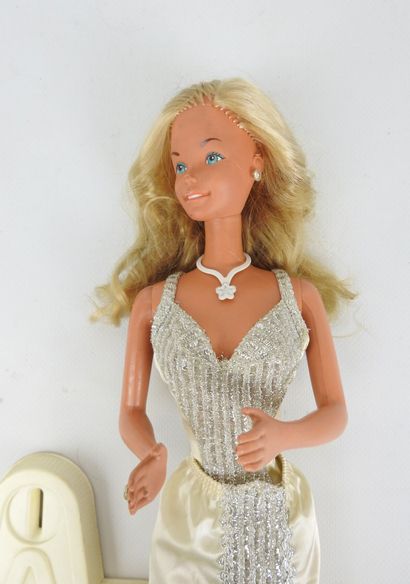 MATTEL - BARBIE : Grande Barbie Supersize....