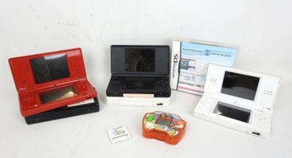 NINTENDO : 5 consoles Nintendo DS blanches,...